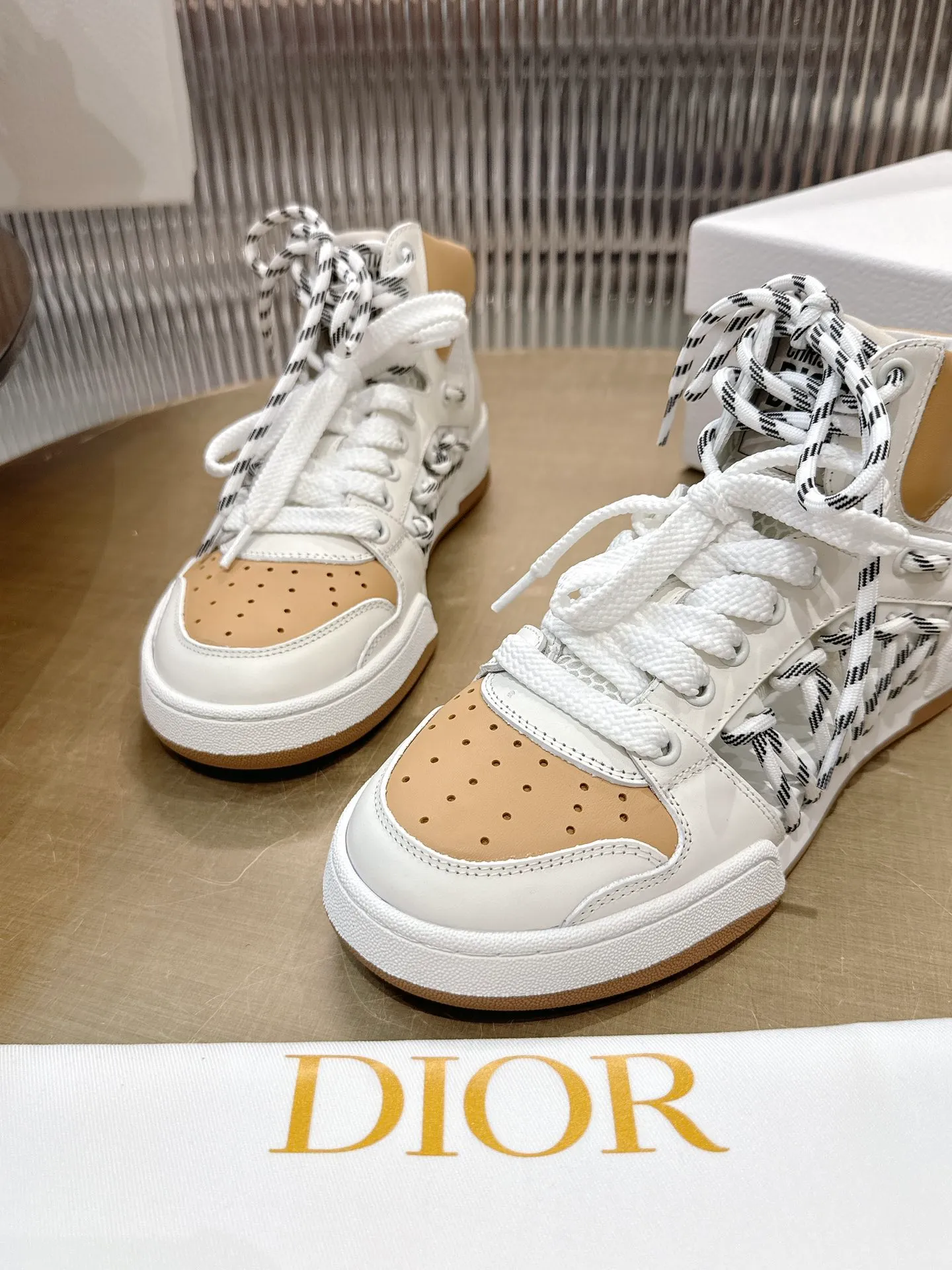 👟👟Ex-factory price 740👟👟 (Top version) Couple model Dior, C’est 25 new college style casual fashion high-top sneakers, showing eye-catching and fashionable style. Carefully crafted, the hollow design on the side of the upper is super fashionable, and the details also add a touch of elegance. The lightweight two-tone sole offers exceptional comfort and sporty style. Can add a stylish touch to any casual look. The tongue and sole are decorated with the Christian Paris logo, and the cowhide design is styled. Women's size 35-44